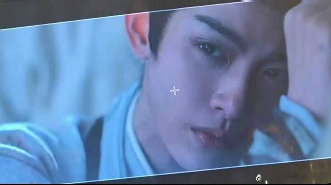 赵晴的女扮男装，眉眼真的很清俊，属于是很有诚意的女扮男装了。就是现在古装剧普遍都