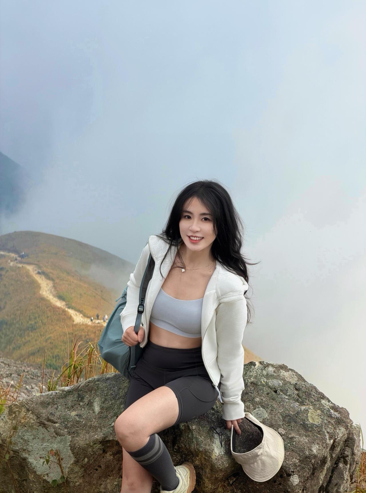 永遇乐·登香港凤凰山雾锁层巅，云萦峻岭，丹磴萦曲。千仞峰头，天风漫卷，吹落