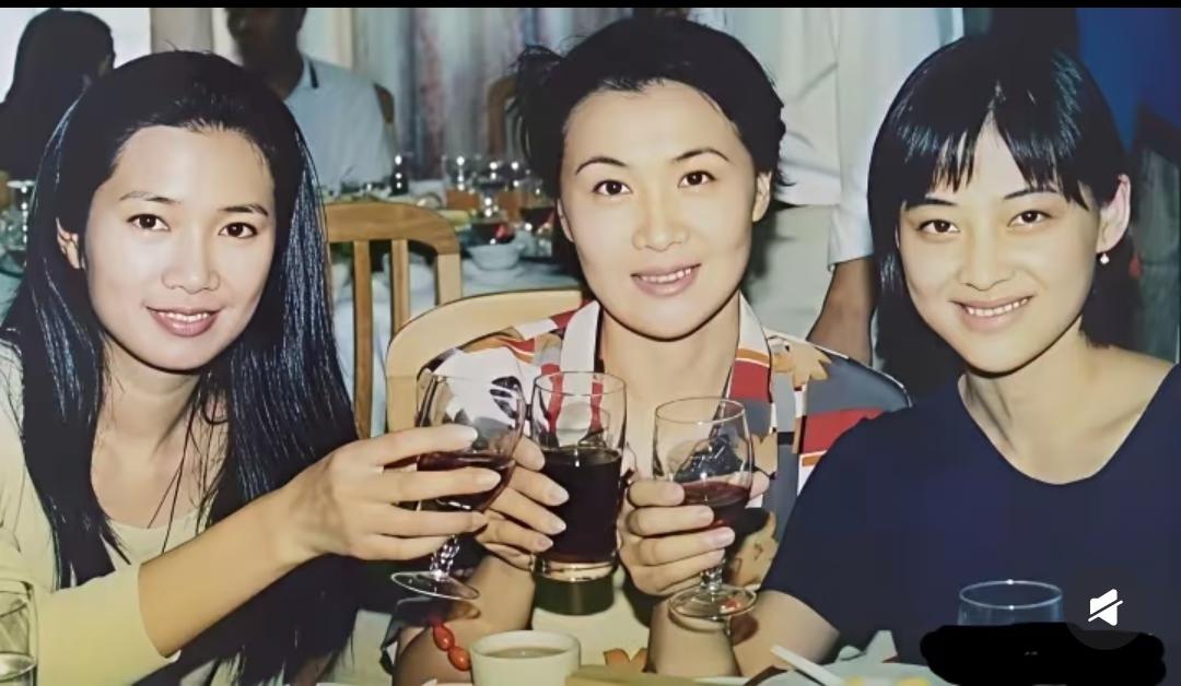 90年代，李芸、李媛媛、梅婷，一张罕见的合影，彼时三人同处在影视行业，借着圈内聚
