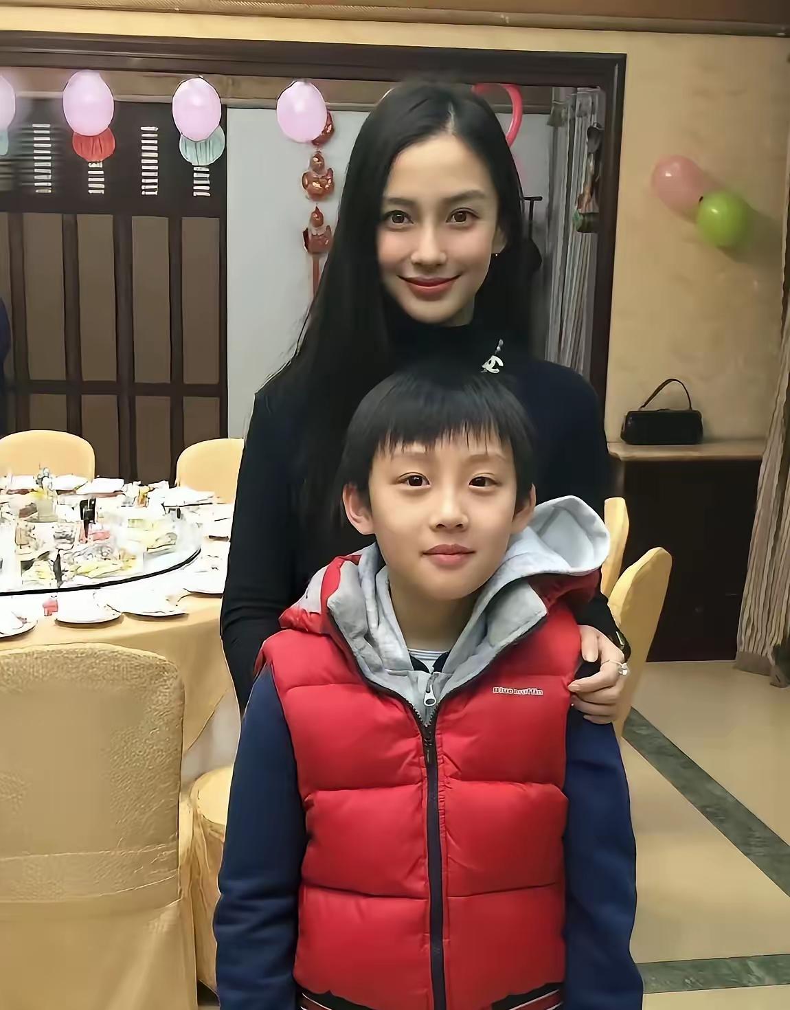 黄晓明的儿子长的如此帅气，就像是继承了妈妈的好颜值他的儿子长的如此清新脱俗，就