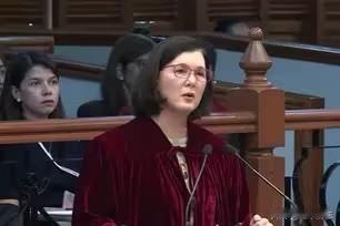 隶属于“菲律宾站起来”的妇女权利倡导者、学者和女权主义者，就参议员皮娅·卡耶塔诺