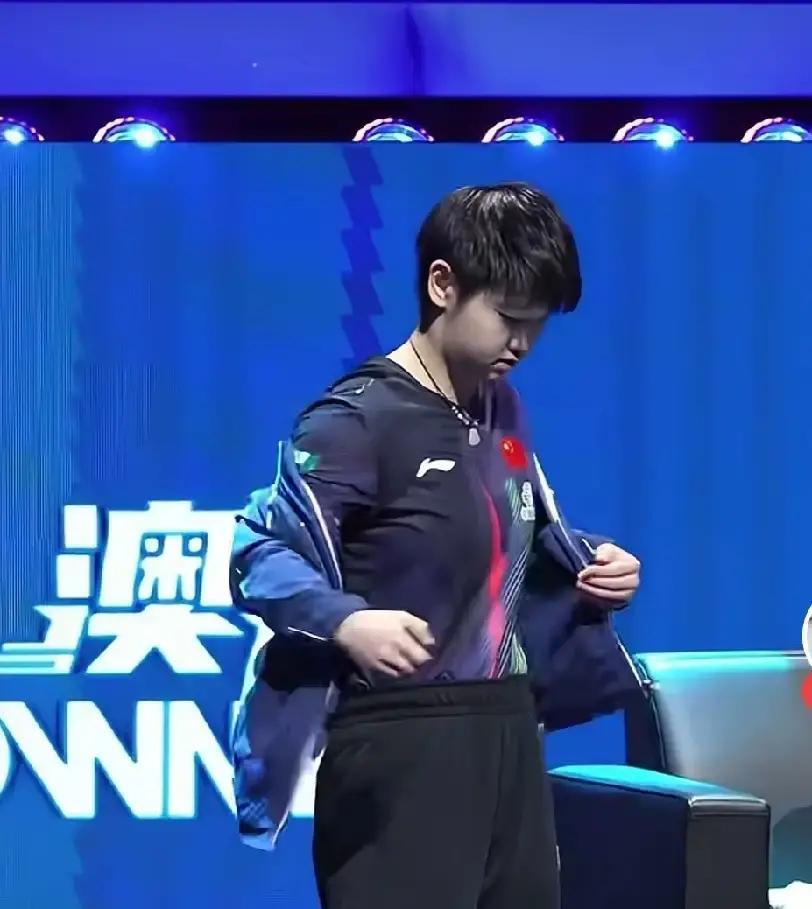 孙颖莎上场前脱外套画面出圈马琳递水授战术细节太暖刷到莎莎赛前准备上场的路透