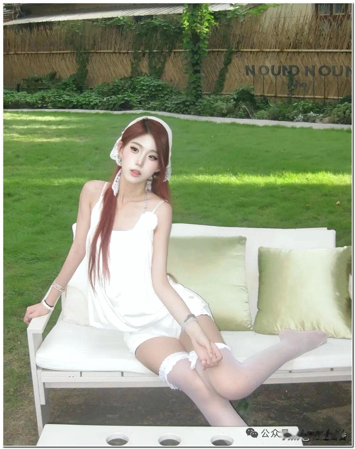 夏日清凉，绿意盎然，白色连衣裙与自然相映成趣。女孩子怎么穿搭既时尚又好看?