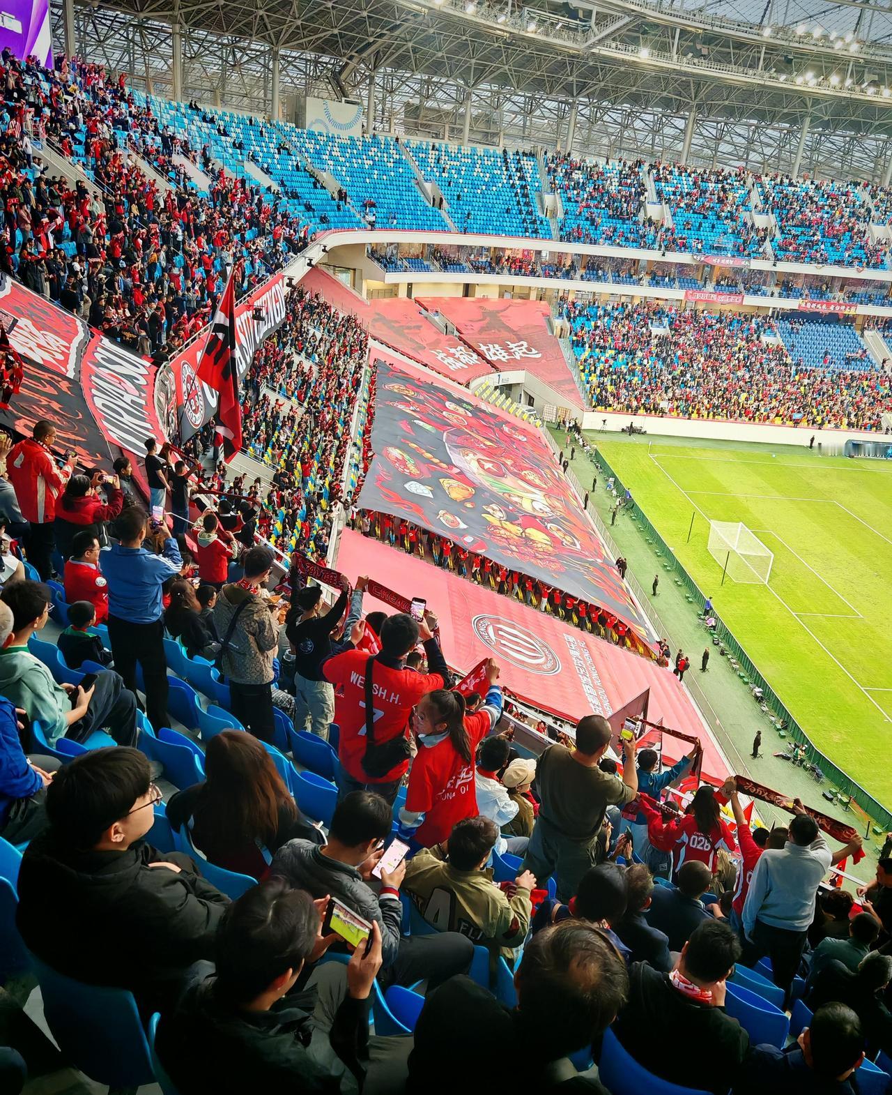 这里的黎明静悄悄，蓉城功勋正式发文告别战斗过四年的成都，当球迷们捧着手机刷新俱乐