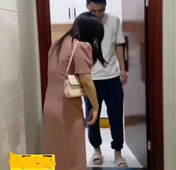 感动！2023年，四川一男子救了一名落水的孩子，第二天孩子妈妈就带着10000元