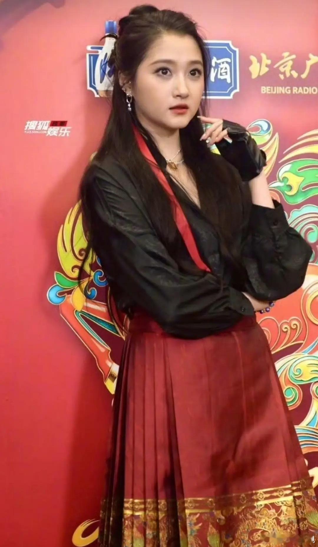 关晓彤赶紧把造型师开了吧..又老又小的造型。。。大家对她真的挺宽容