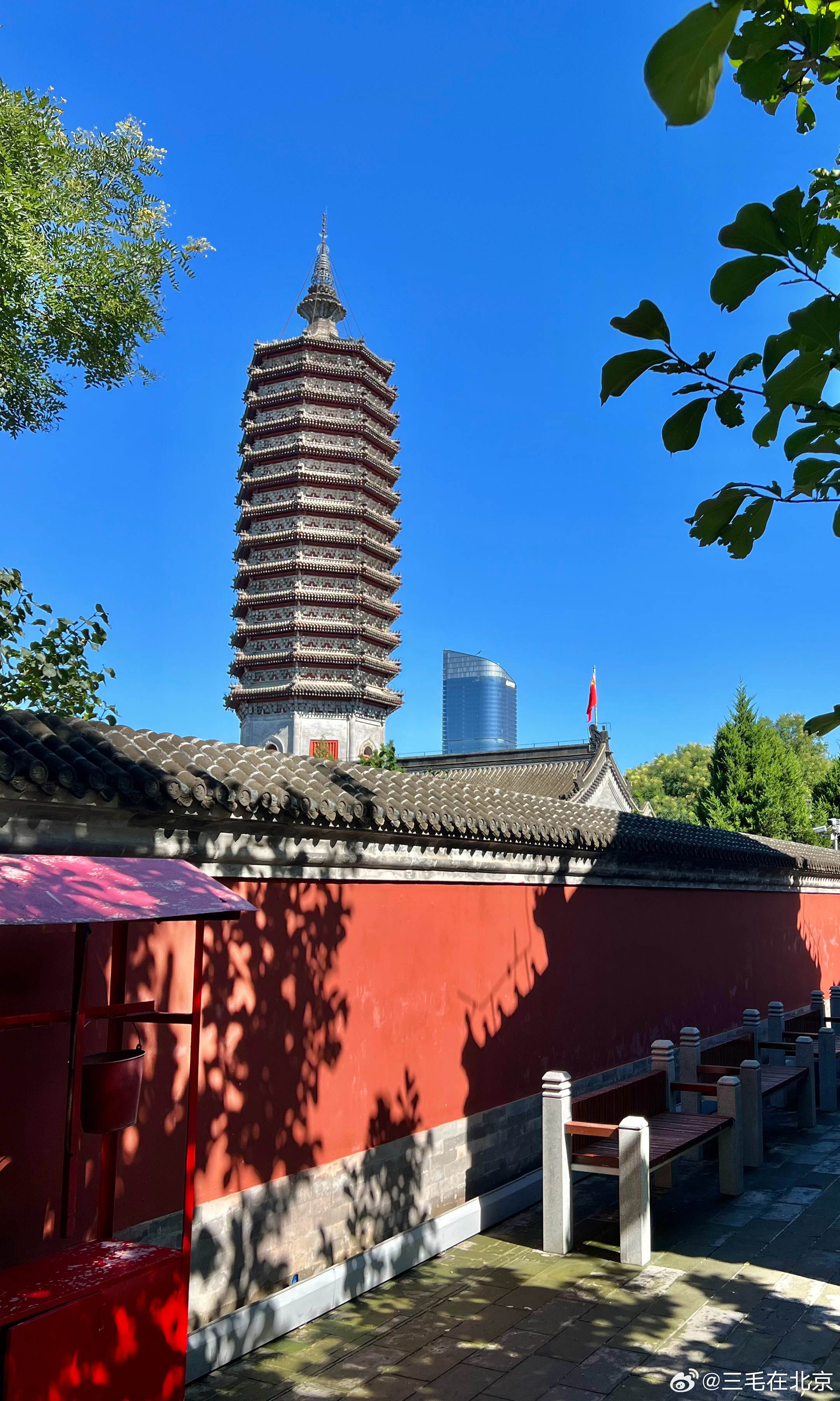 北京蓝天下的通州燃灯塔摄影​​​
