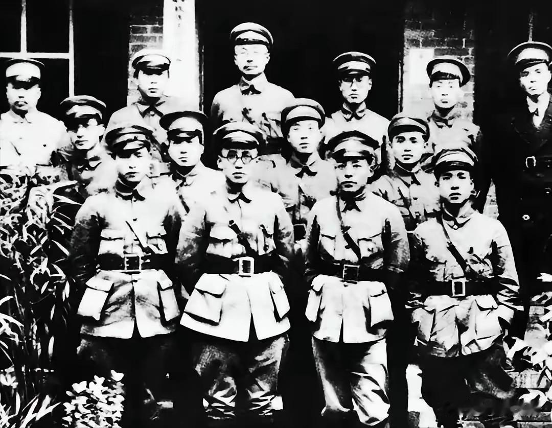 红四方面军9军军长叫何畏，军事素养出众，擅长谋划指挥硬仗，军中素有“小诸葛”之称