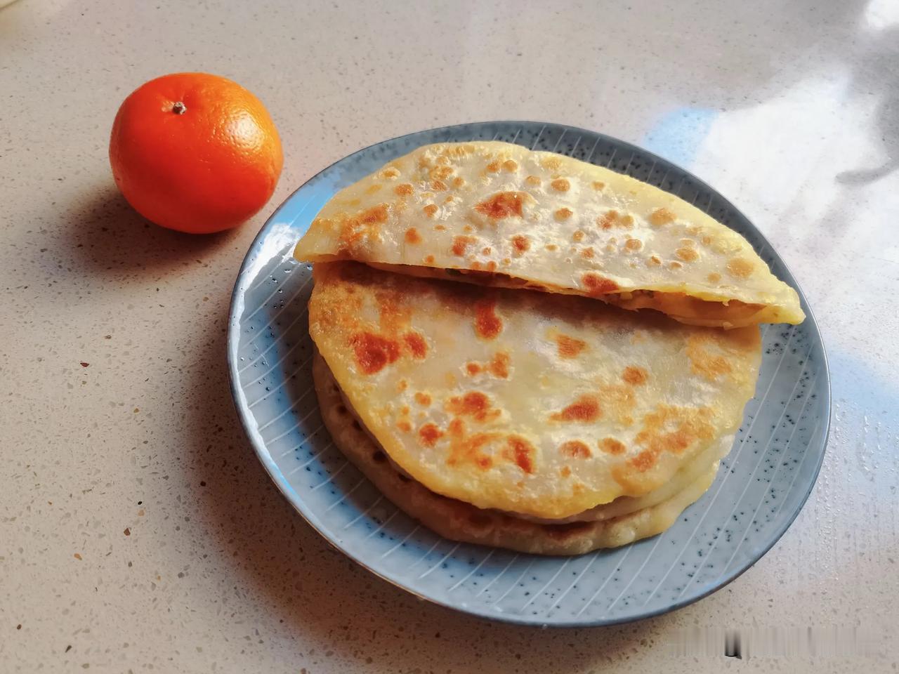 今天中午做的牛肉馅饼算是成功，很完美了。皮薄面软，没有露馅的地方。之前看别人