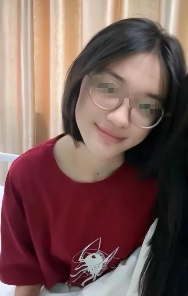很多人都认为父母不尽责，让这么年轻的女孩想不开，说走就走了，对女孩的关心过度了，