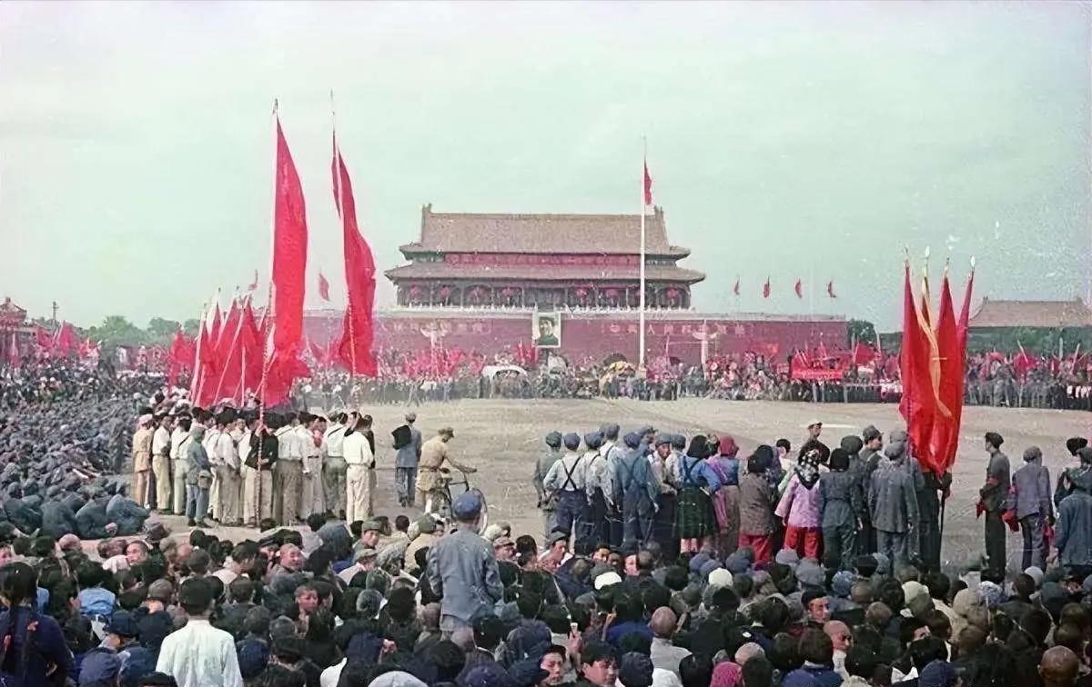 开国大典这一天，毛泽东比较兴奋，几个小时过去仍无倦意，在周恩来等人多次劝说下才走