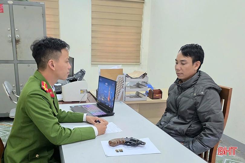 越南河静省一男子在婚礼现场向天开枪庆祝，被警方抓获25年11月18日晚，DVN