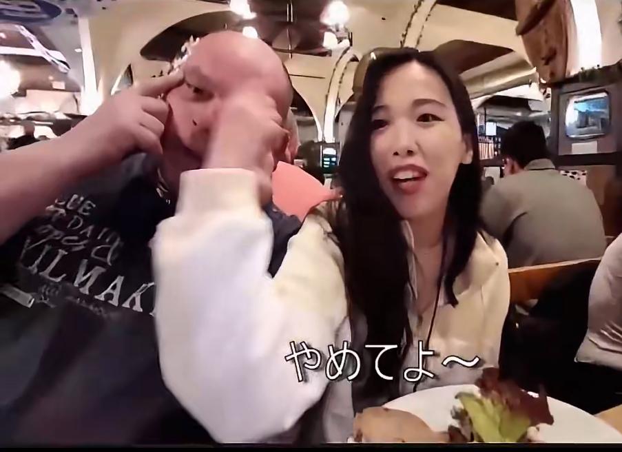 韩国人在德国旅游遭受到很多种族歧视在路上走着，被一名女子突然打了一拳，女子淡定