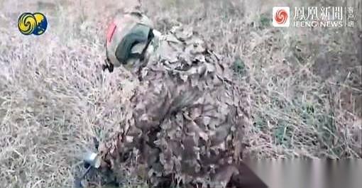 一个俄军前线指挥官，对着凤凰卫视的镜头，直接把桌子掀了。他说，西方那套所谓的“