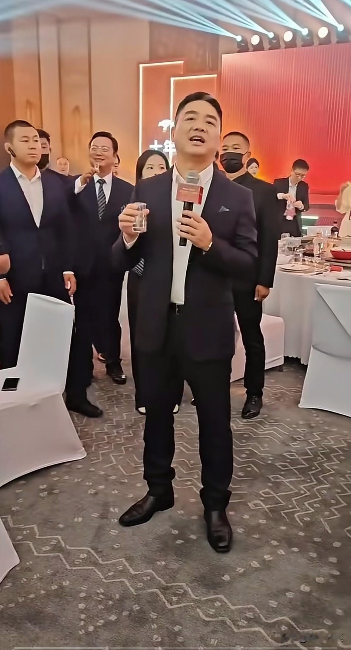 京东总裁刘强东，很正能量的一个人。为底层打工仔缴纳社保，凭这点就足够了。我仇