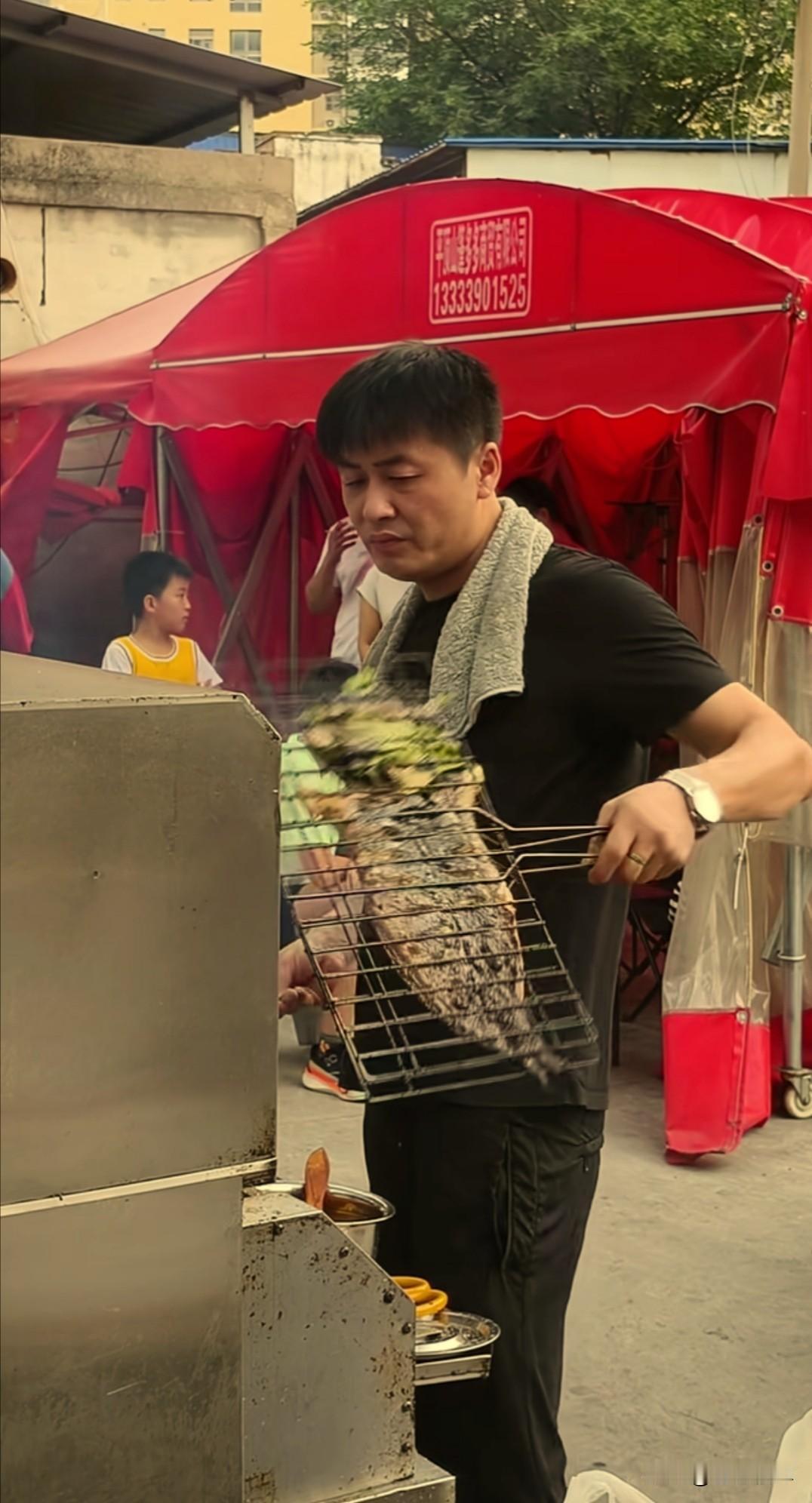 近日在河南的一个夜市上，有网友看到一位烧烤摊主，看起来十分的亲切，他的体态样貌竟