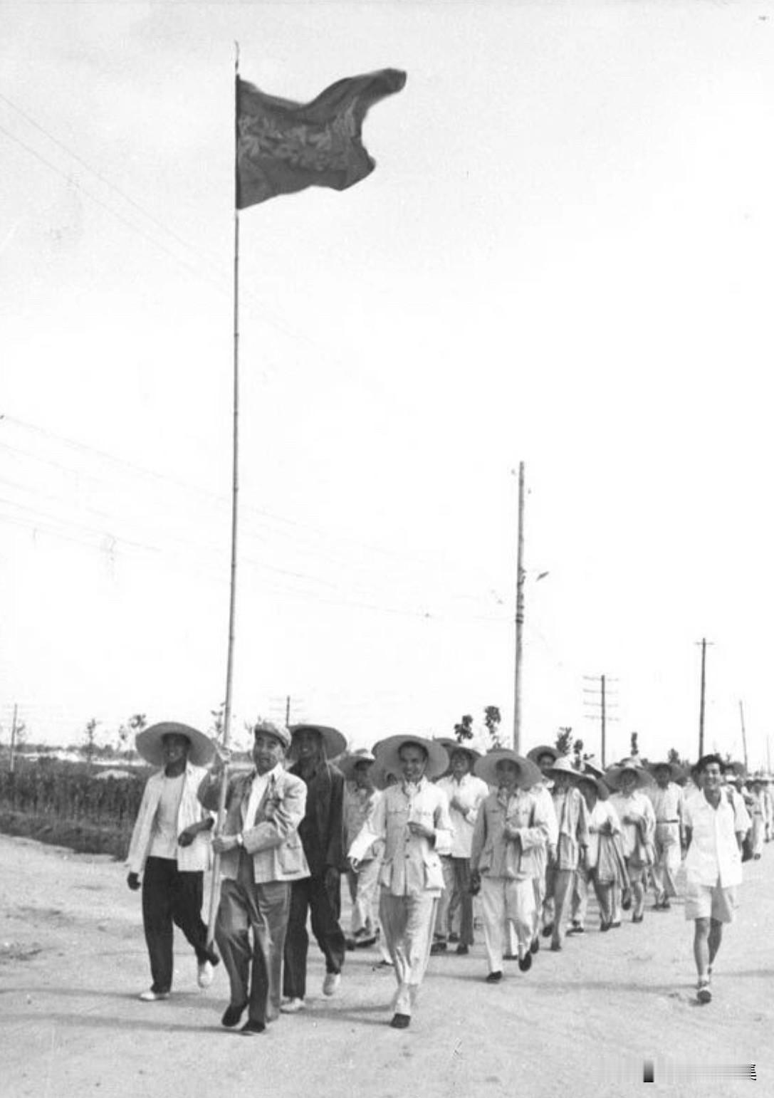 【周总理历史上的今天——6月22日】1958年1月，为了防洪、灌溉和发电，北京