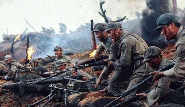 1936年，战士李文安打光了子弹，结果敌人的两个骑兵挥舞着马刀冲了过来，来不及上