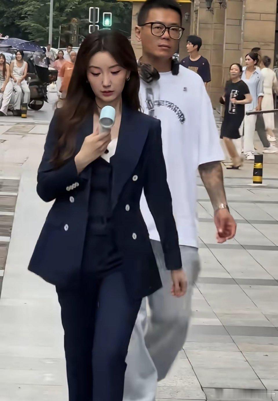 毛晓彤这脸，越变越不认识了～近日，有网友偶遇了毛晓彤在成都某小区拍戏。路透里的她