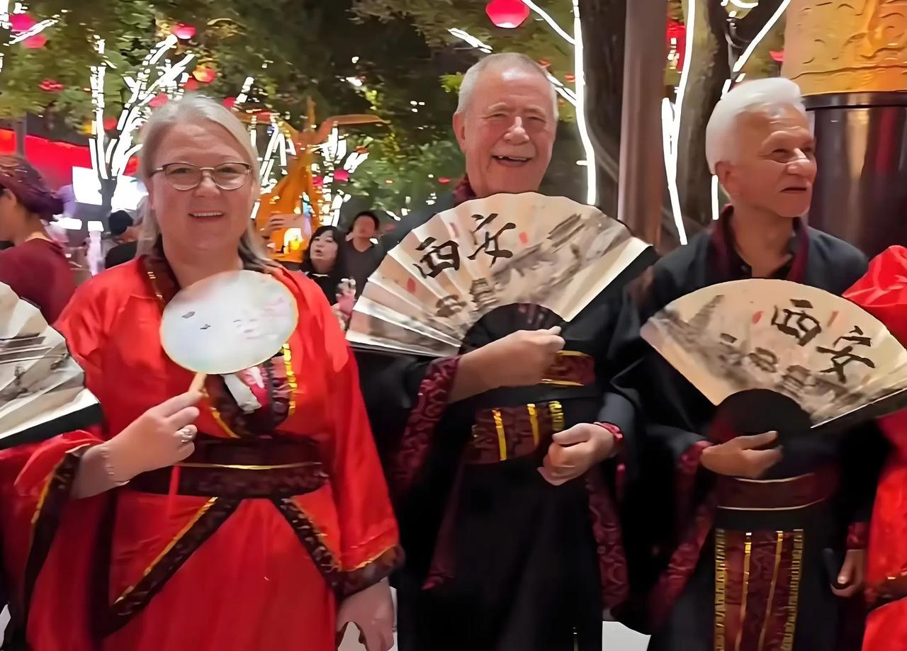 🐼老外疯狂来华，上半年人次大增30%！美媒开始反思，中国是怎么做到的？ 