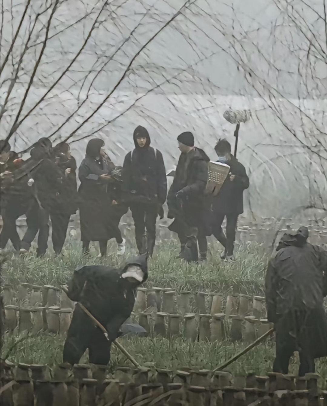 卧槽王一博在人群里好突出天生的大明星欸！