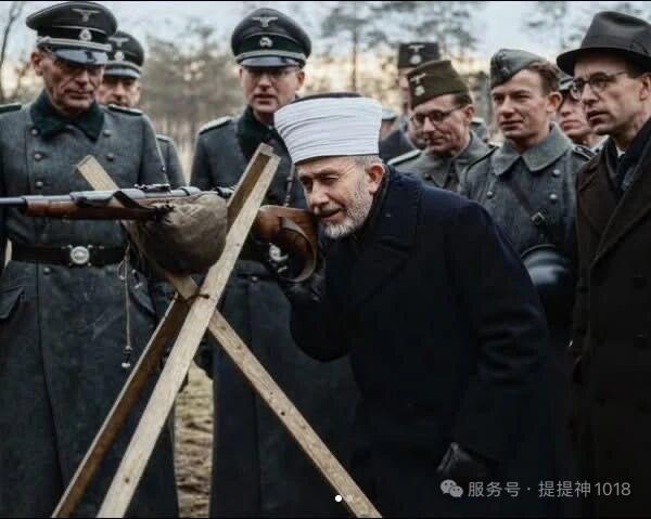 ‌1943年11月‌，南斯拉夫，头戴白色头巾的耶路撒冷“大穆夫提”哈吉·阿明·侯