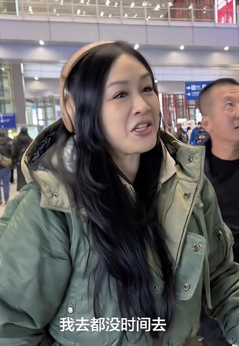 生了三个孩子状态能保持这么好，怪不得网友说：30年前是女神，30年后还是女神。