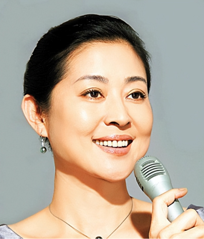 一天夜里，倪萍正哼着歌在厨房炖汤，陈凯歌突然从后面抱着她：“我们分手吧。对不起！