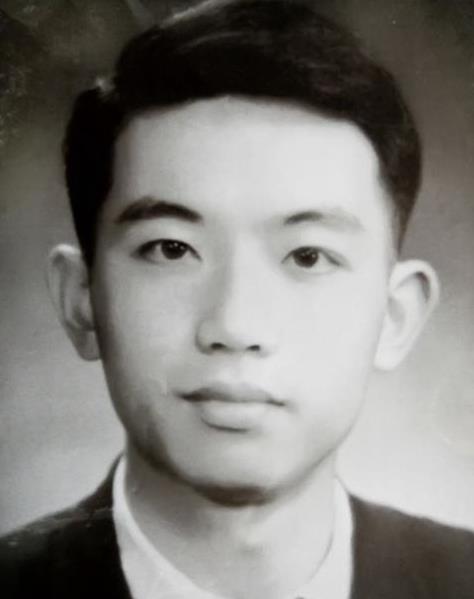 1956年，外交部的办公室里，几位领导正规劝一位21岁的青年，希望他能来外交部工