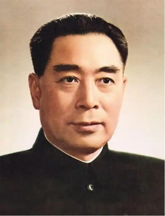 一次，周总理听到有人反映，领导干部在人民大会堂开会时，在外面等候的司机，交通民警