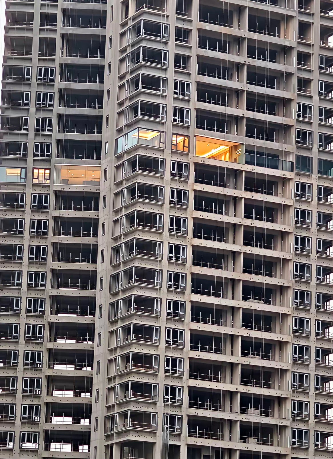 其实蛮不理解这样住进去的意义是什么，是在赌气吗？危险就不说了，也没有电梯，除了赌