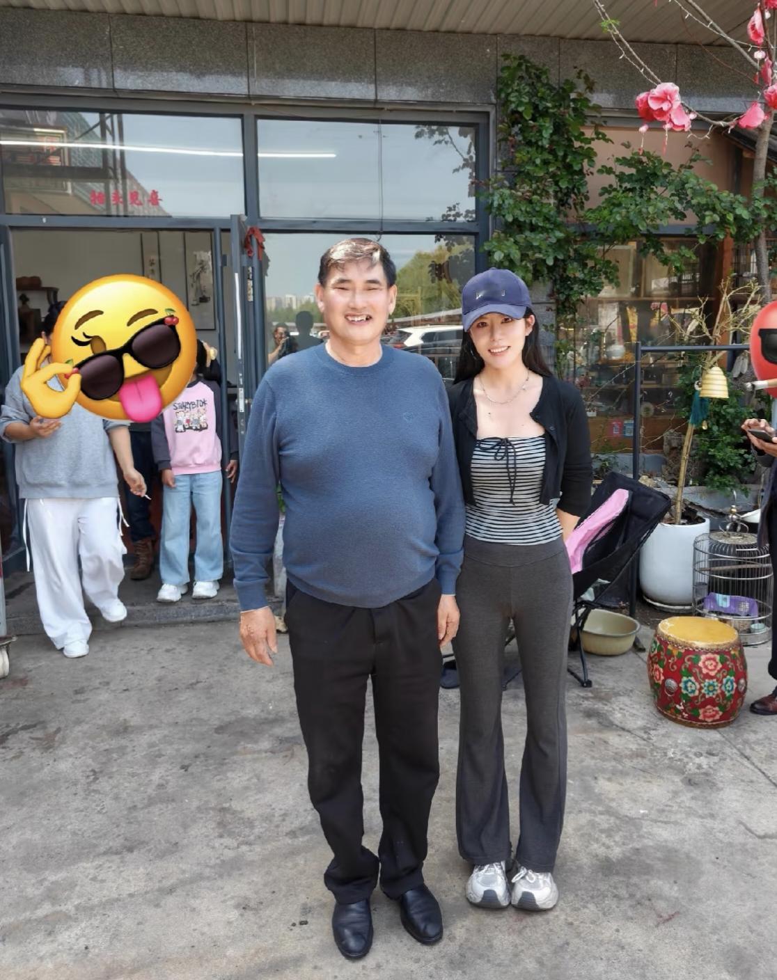 57岁网红“大衣哥”朱之文在山东一家苍蝇馆吃烧烤被偶遇，他穿着一身朴素的衣服，身