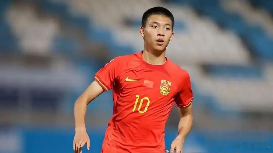 他亲手熄灭了中国足球最后的希望之火。不是因为输球，而是被过度捧杀。18岁的王钰栋