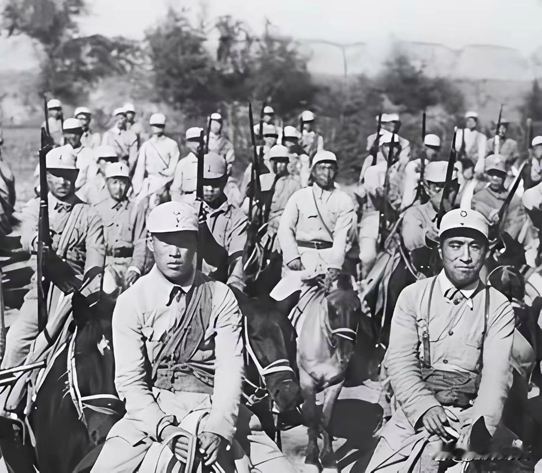 1942年华北平原，五百日军骑兵追杀三百八路骑兵，曾玉良不拼马刀，把十二挺机枪藏