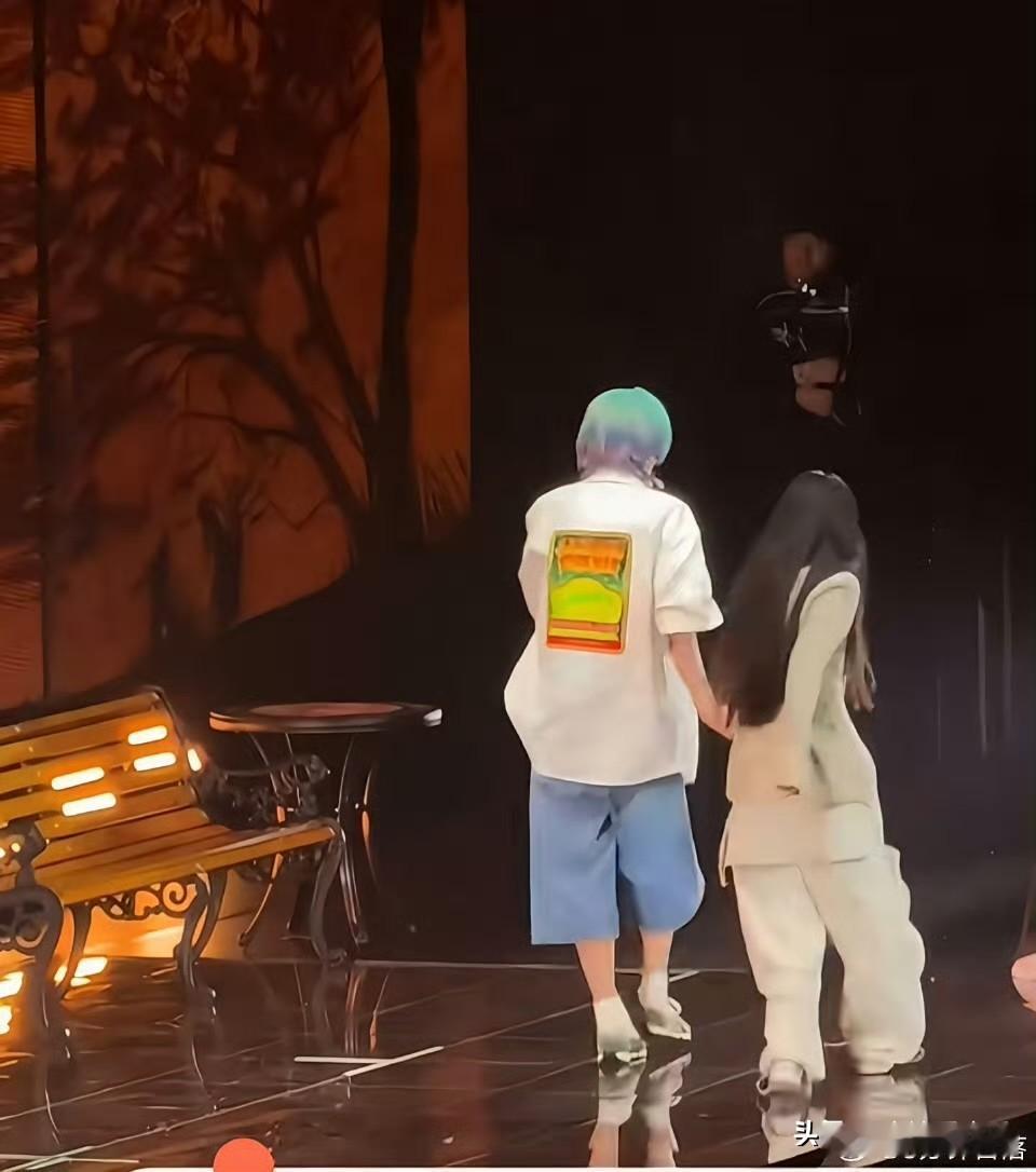 关晓彤估计后槽牙都咬碎了鹿晗演唱会牵起了粉丝的手，还边唱情歌，她没有想到鹿晗会