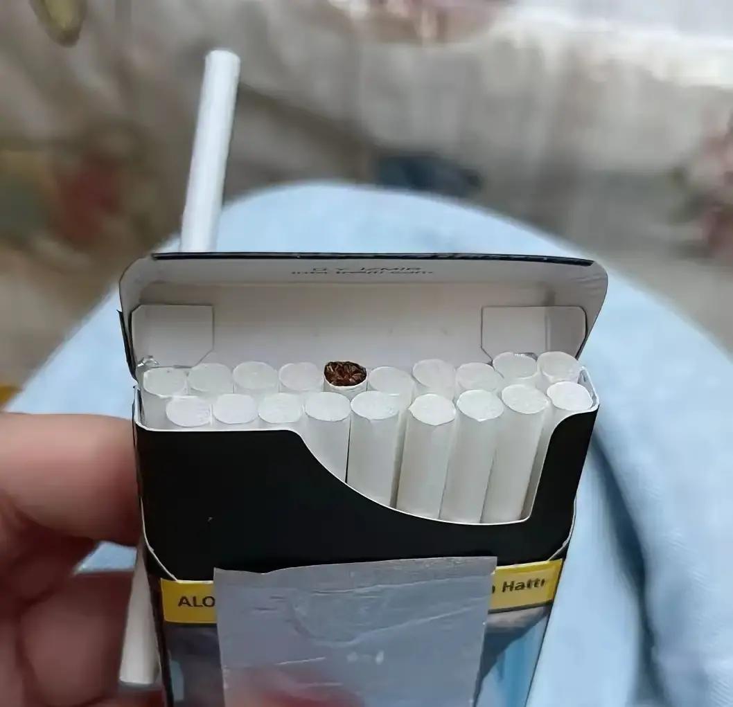 发现一个有意思的小细节，朋友在KTV上班，每盒烟拆开，都会留一根烟倒插在烟盒里面