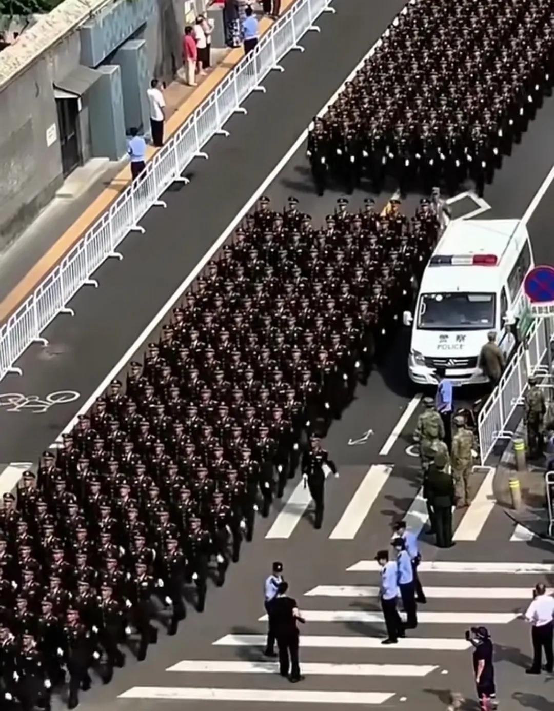 交警为其开道，满满压迫感。