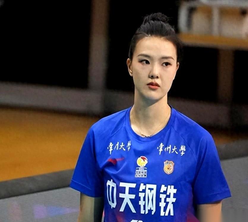 看到朱婷捂着手腕，含着泪走下场那一刻，心里真不是滋味。真的，就那么一下，什么胜