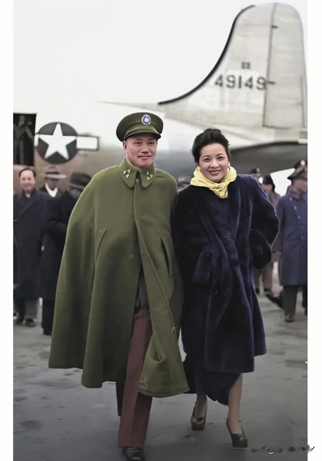 这便是宋美龄的真实样貌，这而非演戏，也绝不是影视剧中的演员，而是1947年她乘坐