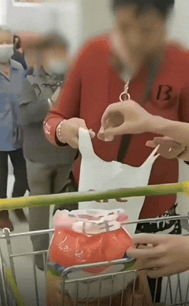 真是离谱到家了!排那么长的队伍，竟是为了免费领一小“杯”米!请注意，是“杯”