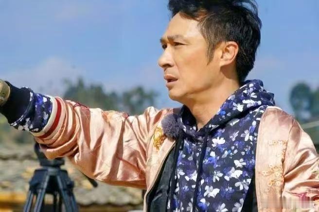 六旬老人吴镇宇是男模再就业吧63岁吴镇宇型男新造型现身广州谁没被吴镇宇广州新
