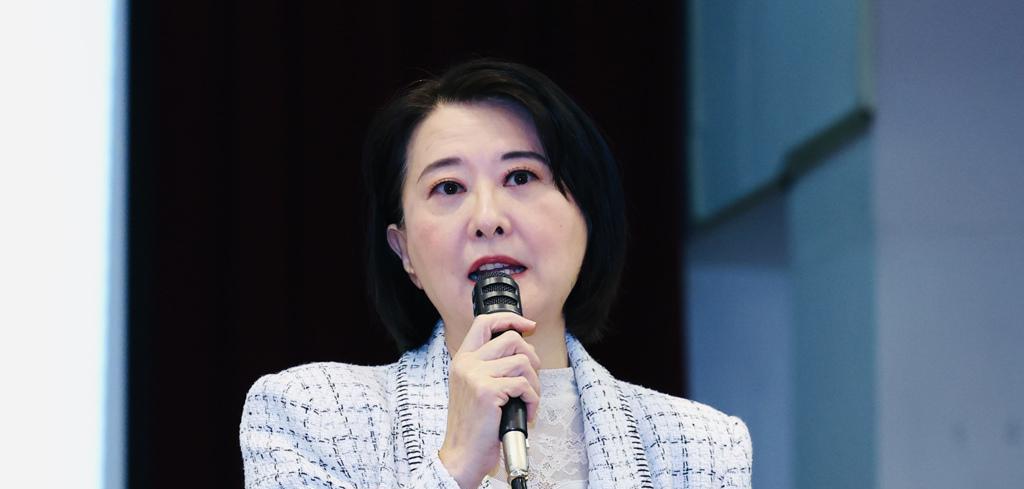 国民党立委王鸿薇24日在龙田活动中心宣讲反罢免时，遇到1位民众呛声。王鸿薇质疑表