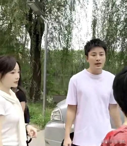 李小璐贾乃亮罕见同框，眼神闪躲显尴尬，13岁甜馨成主心骨撑场面​
