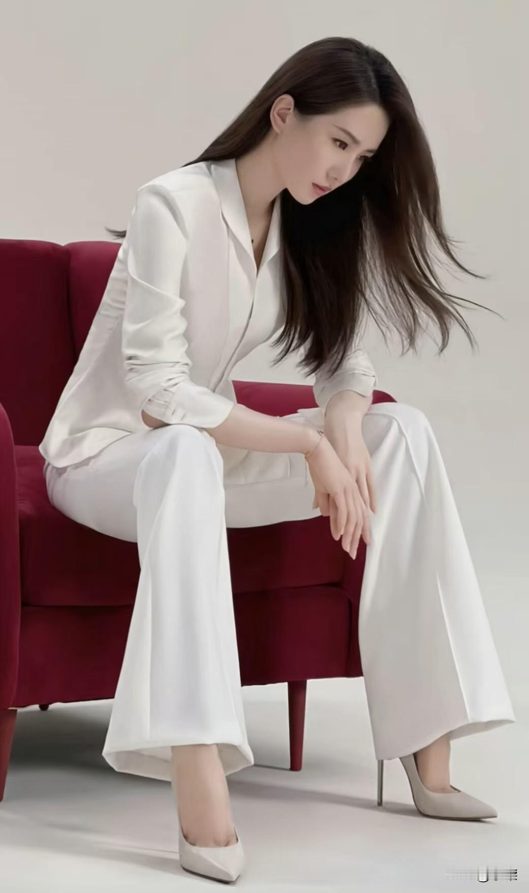 职业女性的穿搭精髓，是简约里藏着的高级感。一身纯白西装套装，没有多余的装饰，却