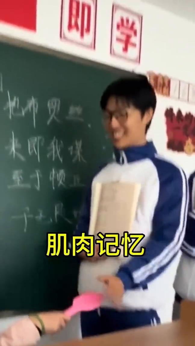 被教鞭管教时的顶级智斗。我平时玩拍手背玩习惯了，肌肉记忆，躲一下，这本能反应。