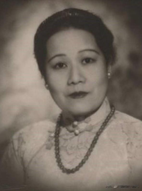 1914年，宋霭龄与孔祥熙完婚。新婚之夜，一伙儿人来闹洞房，有人一把扯下她的腰带