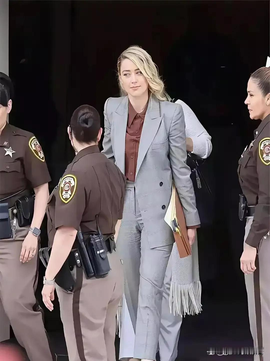 马斯克女友，真是一等一的大美女，皮肤白嫩身材高挑，气质超好，又美又飒，富豪的基因