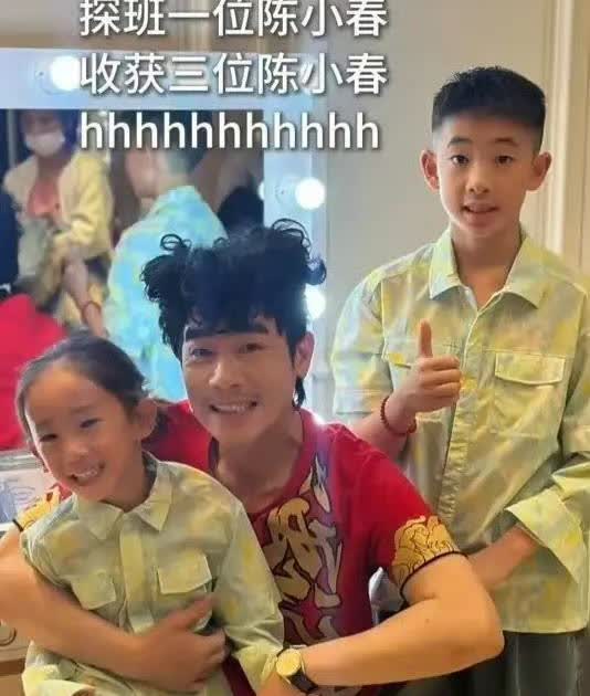 陈小春与两个儿子高兴同框，父子三人共用一张脸，应采儿的基因没起到作用！