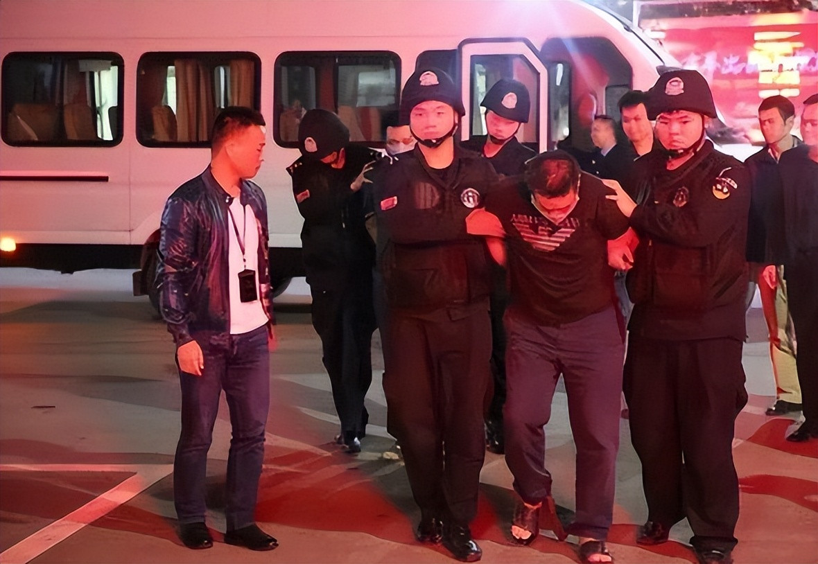 十万警力压境边境！缅北电诈终于落幕10月5日，央视播出《缅北电诈覆灭纪实》纪录片，曝光了打击缅北电诈