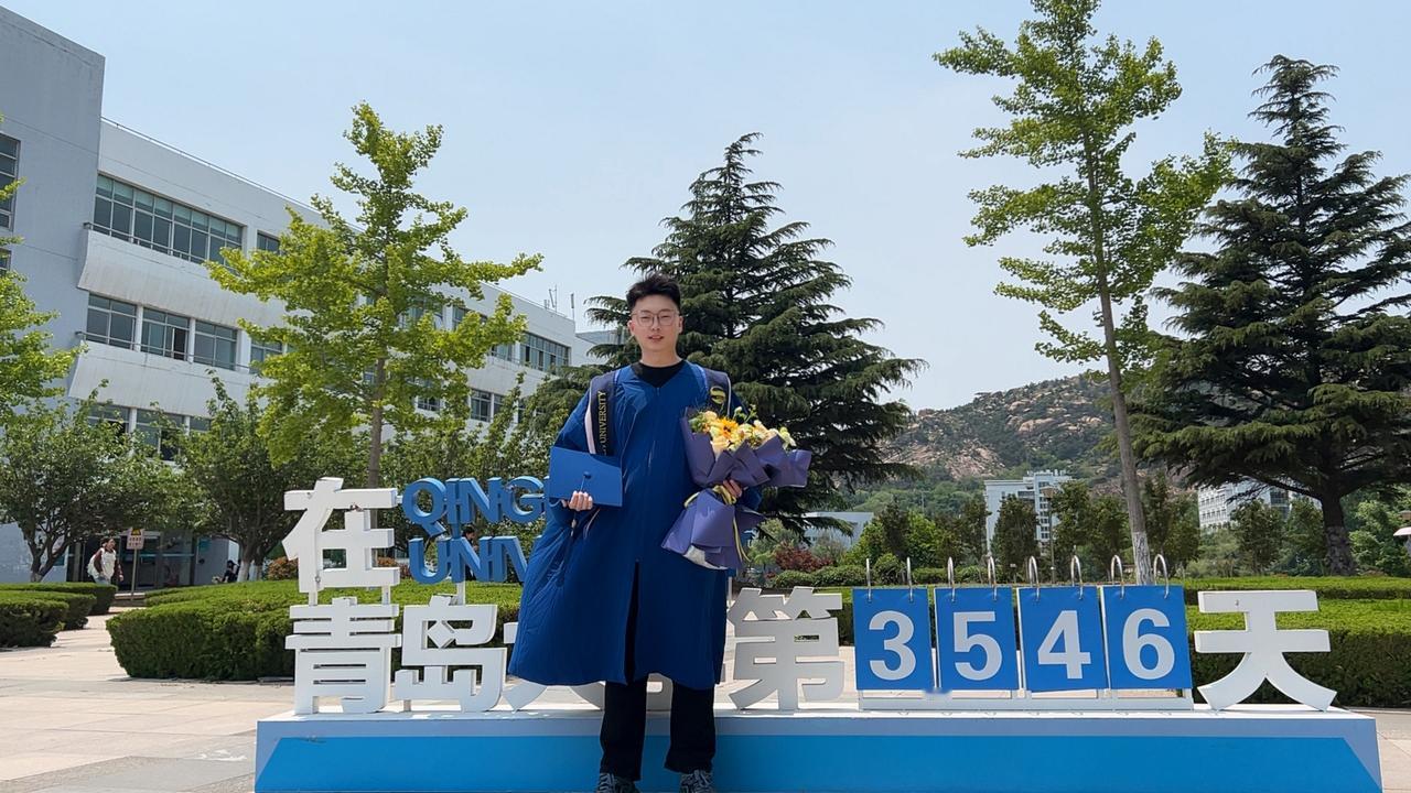青岛大学最老的学长毕业了！学长在青岛大学上了十年，对学校的感情比对象还深！毕业季